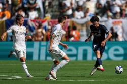 爱游戏体育马赛训练开放日，集结日绝杀压哨引欢呼，意甲在即，身体对抗强度拉满的简单介绍