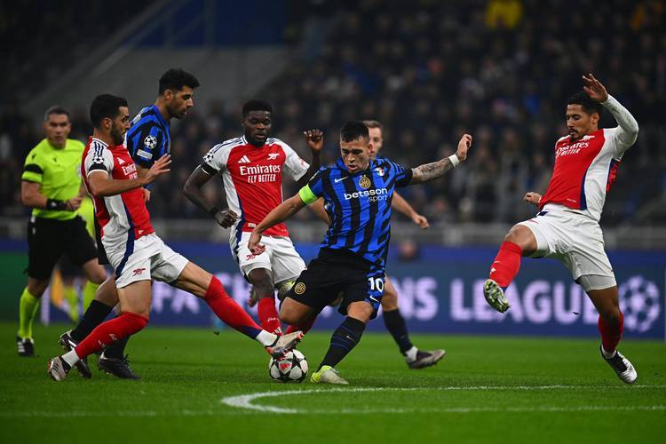 赛地聚焦——荷甲赛前热度飙升，费耶诺德再遭质疑，更衣室稳定，训练强度明显提升的简单介绍